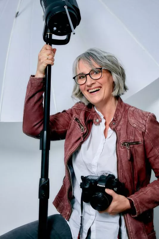 Fotografen Sylvia Dobler, humorvoll: in ihrem Studio unter der Beleuchtung Fotografen Sylvia Dobler, humorvoll: in ihrem Studio unter der Beleuchtung